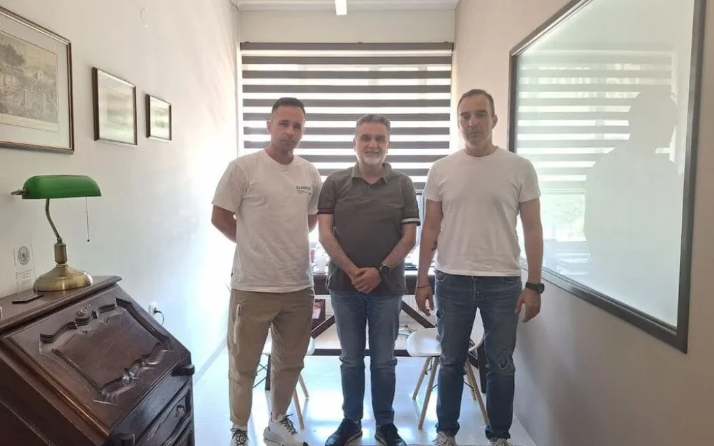 tsimaris pirosvestes